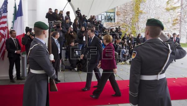 Rajoy recibido por Merkel al llegar a la reunión de líderes europeos con Obama